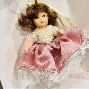 DG Porcelain Collectible Handpainted Poseable Ornament New